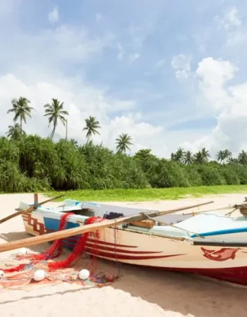 Ahungalla-Beach-fishing-boat-800x533
